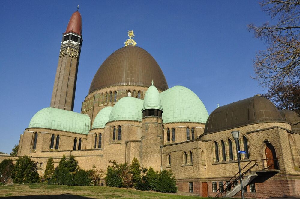 De Sint-Jan de Doperkerk in Waalwijk met haar grote koepel, groene bijkoepels en toren onder een blauwe hemel